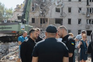 Tổng thống Ukraine thị sát hiện trường vụ không kích ở Kiev
