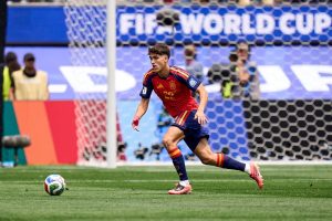 Trung vệ 19 tuổi của Tây Ban Nha tuyên bố không ngán Mbappe