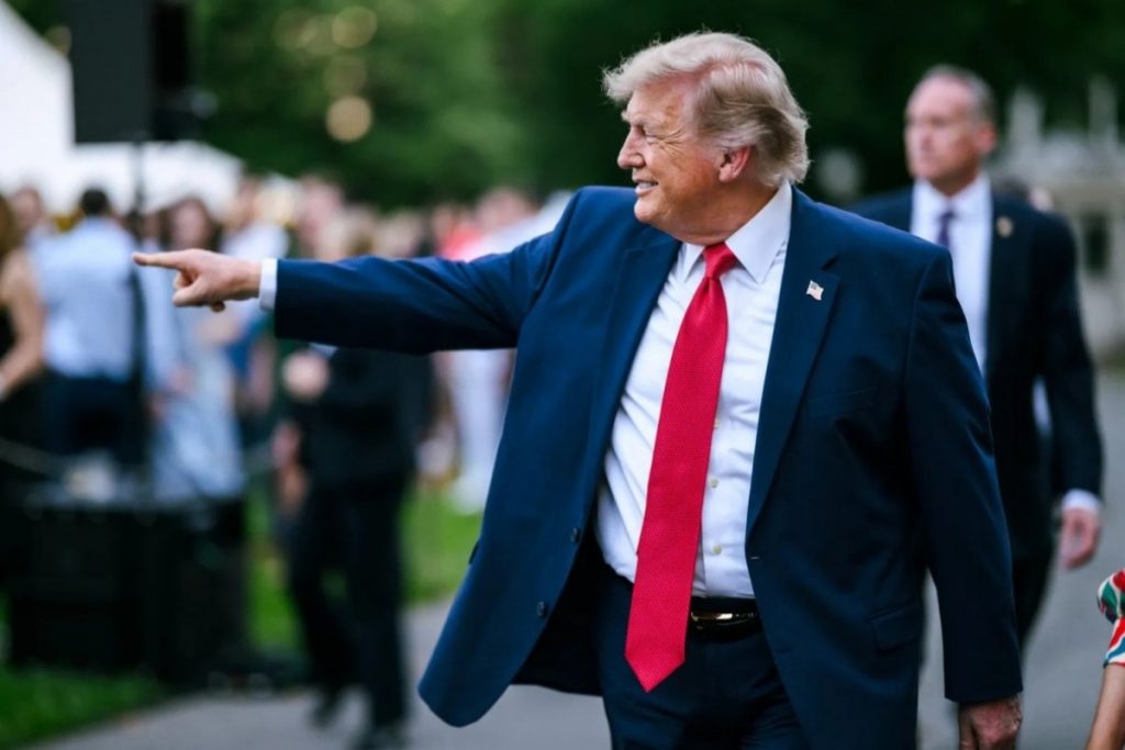 Ông Trump dọa đáp trả bằng 1 000 tên lửa nếu bị Iran ám sát