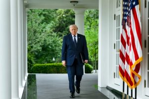 Ông Trump rút quyết định thu phí 20 qua Eo biển Hormuz
