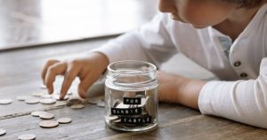 Trẻ em học thói quen tiêu tiền từ cha mẹ như thế nào?