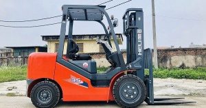 Thuê xe nâng tại TP HCM: Giải pháp tối ưu cho doanh nghiệp cần vận hành linh hoạt