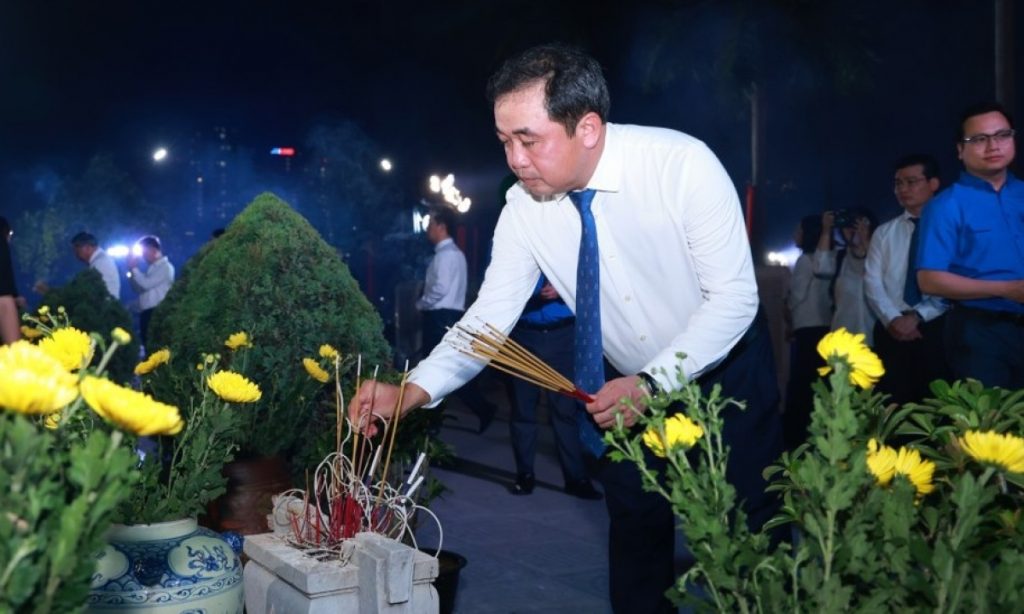 Trang trọng lễ thắp nến tri ân tưởng niệm các Anh hùng liệt sĩ tại Hà Nội