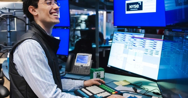 Dow Jones tăng hơn 500 điểm nhờ giá dầu giảm và xu hướng chuyển dịch khỏi cổ phiếu chip