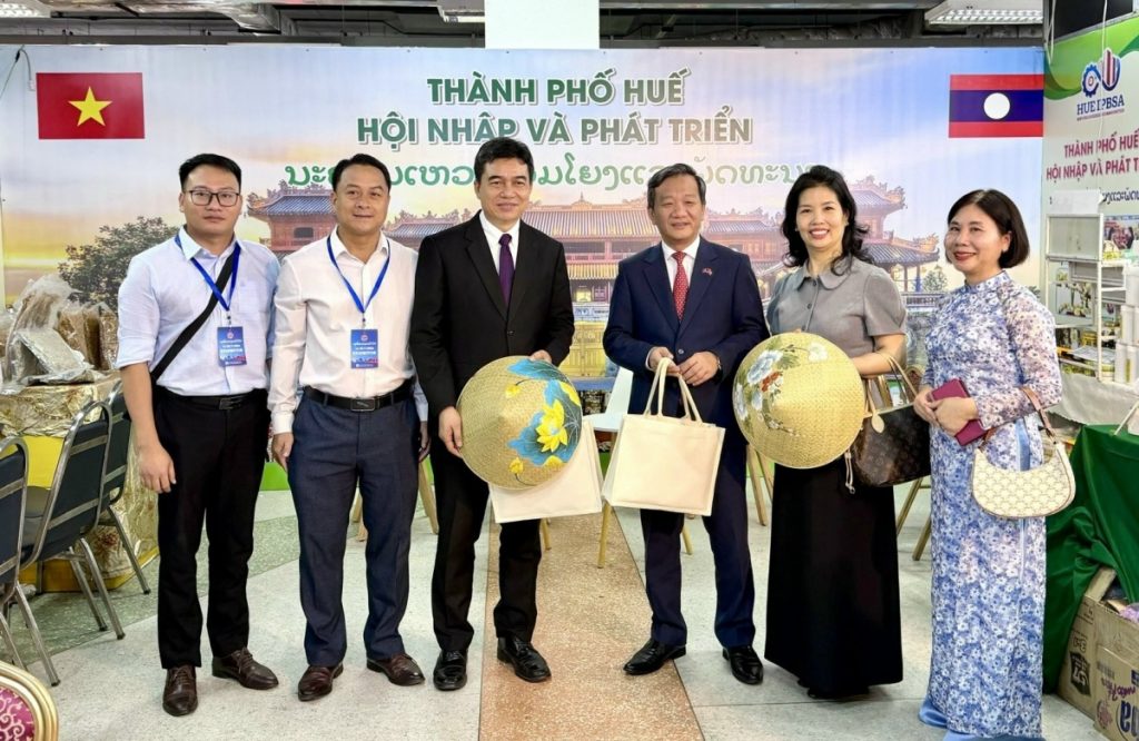 Vinamilk VinFast và hàng trăm doanh nghiệp tham gia Hội chợ Việt Lào 2026