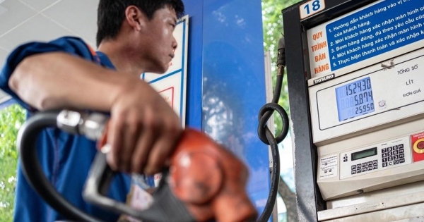 Giá xăng tiếp tục tăng