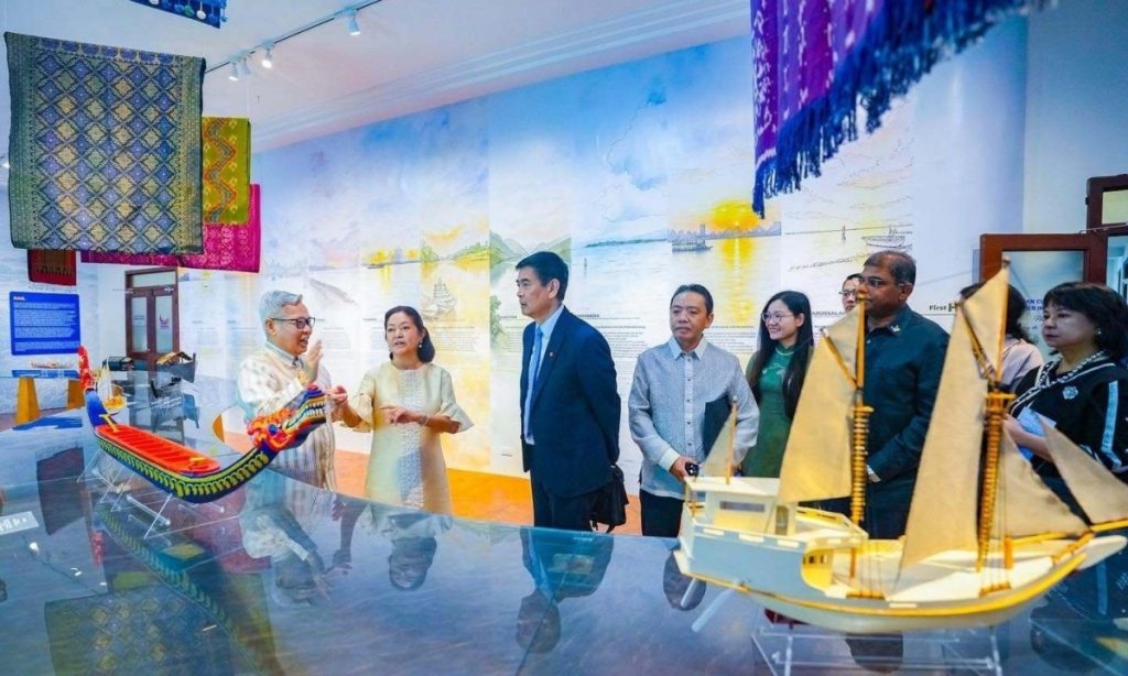Việt Nam góp sắc màu nghệ thuật tại Trung tâm Văn hóa ASEAN ở Manila缩略图 Việt Nam góp sắc màu nghệ thuật tại Trung tâm Văn hóa ASEAN ở Manila
