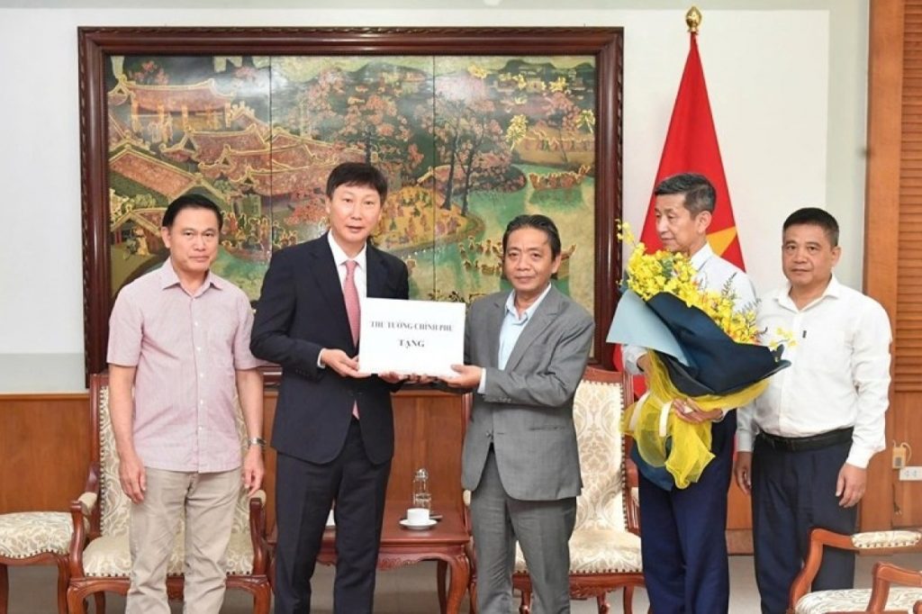 Thủ tướng Lê Minh Hưng tặng quà đặt kỳ vọng tới tuyển Việt Nam