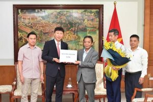 Thủ tướng Lê Minh Hưng tặng quà đặt kỳ vọng tới tuyển Việt Nam