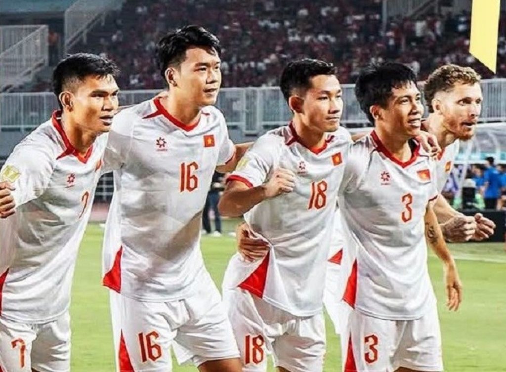 Tuyển Việt Nam đại thắng Indonesia chiếm ngôi đầu bảng A