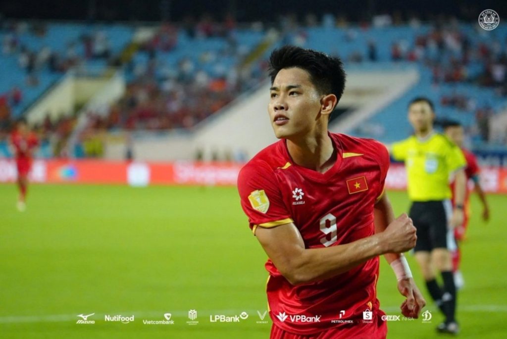 Đình Bắc lập cú đúp tuyển Việt Nam vào Bán kết ASEAN Cup