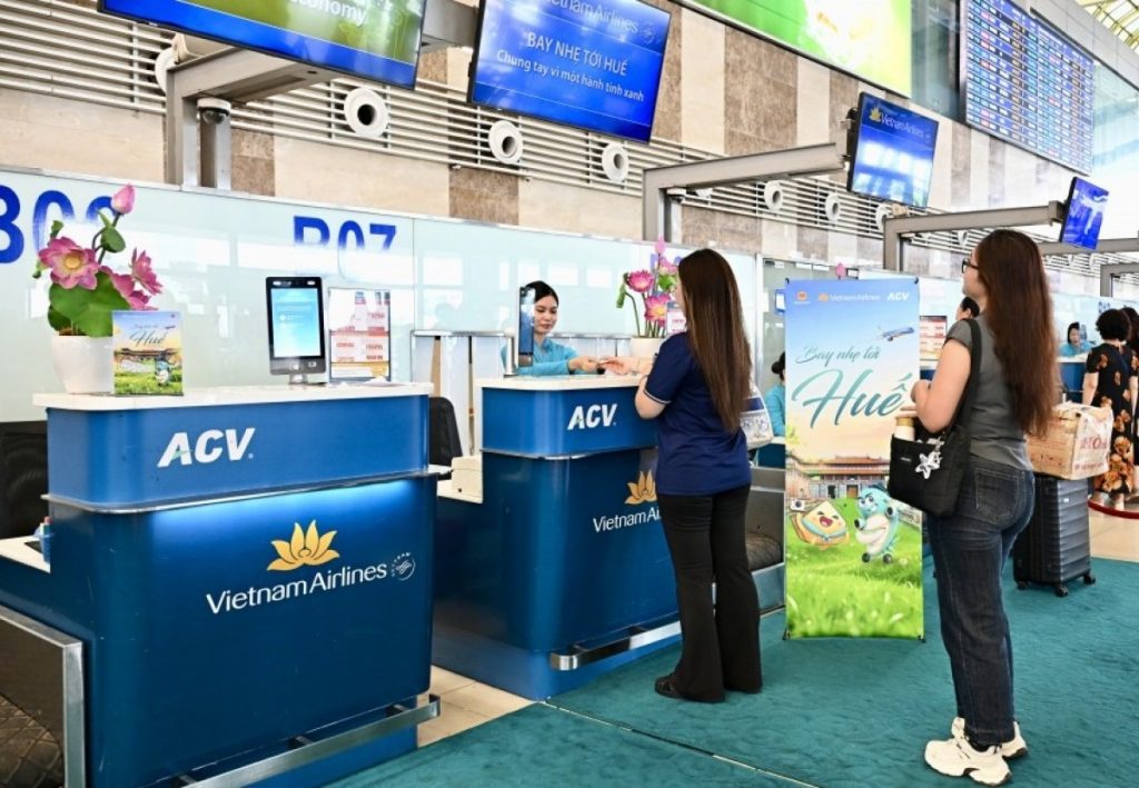 92 hành khách làm thủ tục không giấy trên chuyến bay của Vietnam Airlines đến Huế