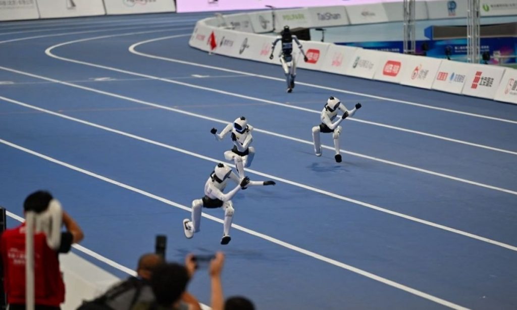 Robot hình người Trung Quốc tự nghĩ ra kiểu chạy che mặt để vô địch đường đua