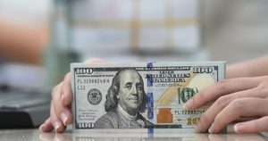 Giá USD 'chợ đen' thấp hơn ngân hàng