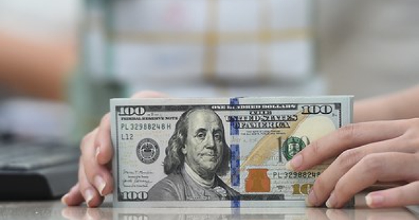 Giá USD 'chợ đen' thấp hơn ngân hàng