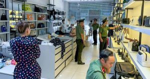 Hơn 3.600 món hàng hiệu giả trong cửa hàng nhờ người Việt đứng tên