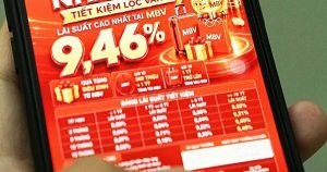 Nhân viên ngân hàng chạy đua tìm khách gửi tiền