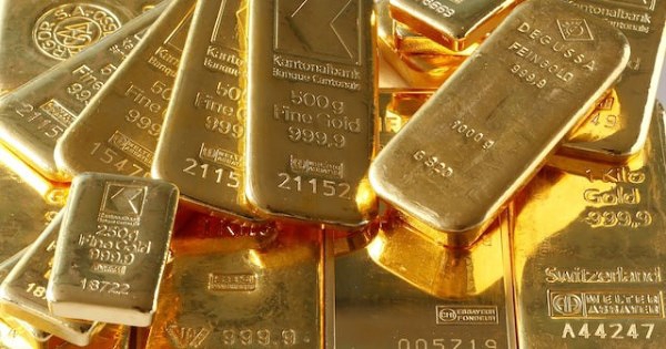 Lợi suất cao có thể kìm hãm đà tăng của vàng, Standard Chartered dự báo mức 4.600 USD/ounce trong 12 tháng