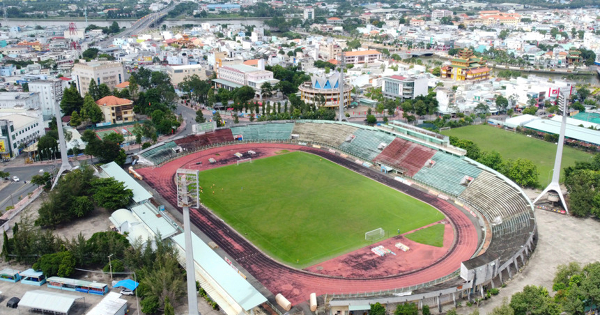 Dừng đấu giá sân vận động Long An