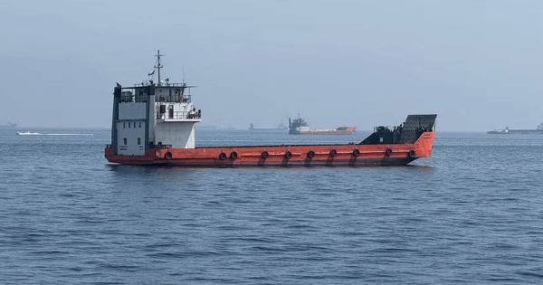 Lưu lượng tàu thuyền qua eo biển Hormuz giảm xuống mức thấp kỷ lục