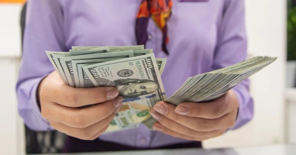 Giải mã 'nghịch lý' tỷ giá USD tự do rơi mạnh, thấp hơn cả liên ngân hàng