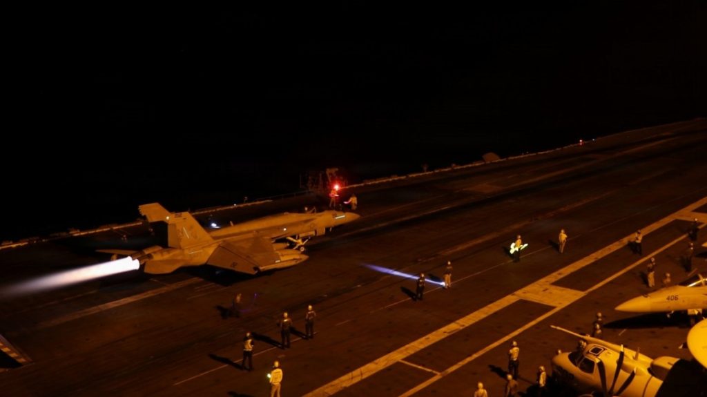 Mỹ không kích Iran Tehran đáp trả bằng tên lửa và UAV