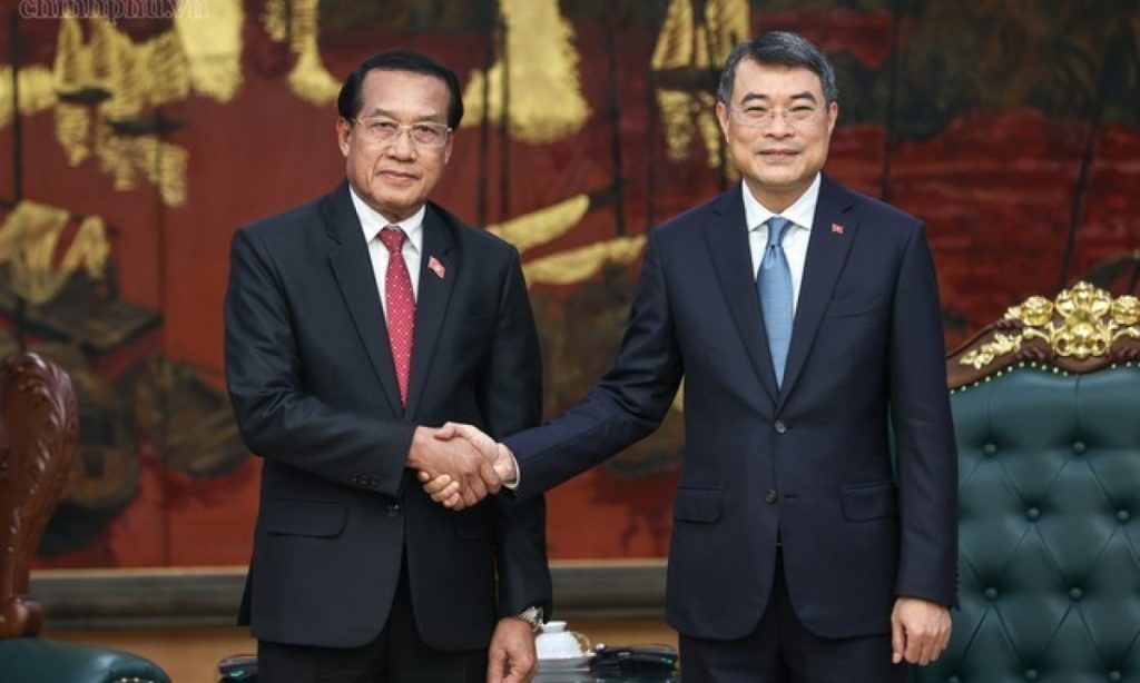 Việt Nam dành ưu tiên cao nhất cho việc củng cố phát triển quan hệ với Lào