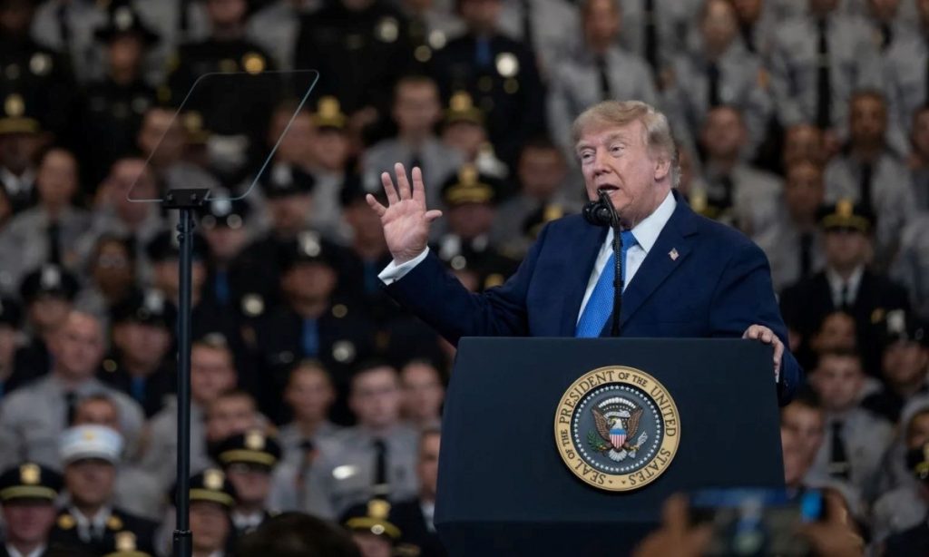 Ông Trump nêu lý do tạm hoãn áp thuế 50 với hàng hóa Canada
