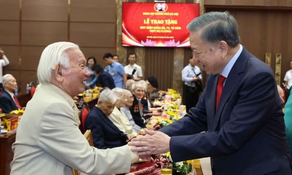 Tổng Bí thư Chủ tịch nước trao Huy hiệu Đảng tặng các đảng viên lão thành Thủ đô