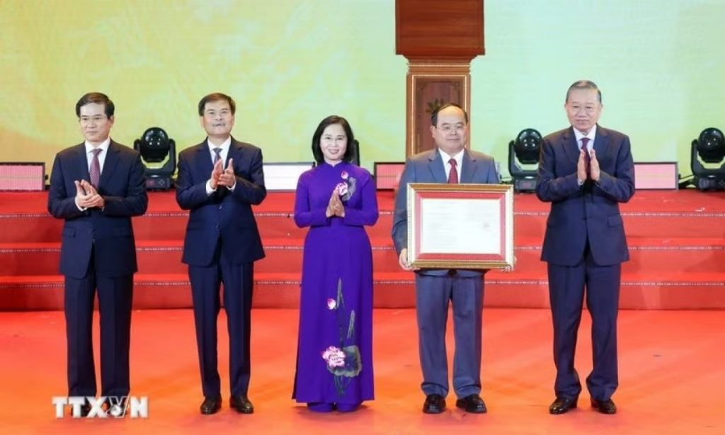 Tổng Bí thư Chủ tịch nước trao Nghị quyết thành lập TP Quảng Ninh