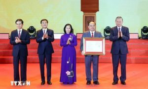 Tổng Bí thư Chủ tịch nước trao Nghị quyết thành lập TP Quảng Ninh
