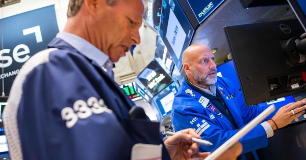 Dow Jones bay gần 300 điểm khi thỏa thuận ngừng bắn tại Trung Đông hết hạn
