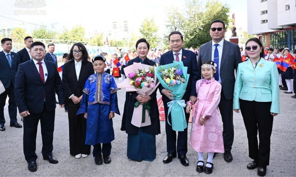 Chủ tịch Quốc hội thăm trường học mang tên Chủ tịch Hồ Chí Minh缩略图 Chủ tịch Quốc hội thăm trường học mang tên Chủ tịch Hồ Chí Minh
