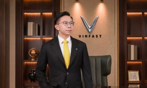 Ông Phạm Nhật Vượng và vợ chuyển quyền điều hành VinFast và GSM cho hai con trai