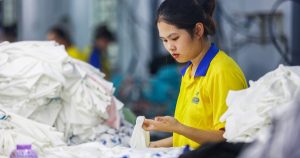 Hiệp hội Dệt may đề nghị lùi thời điểm tăng lương tối thiểu vùng