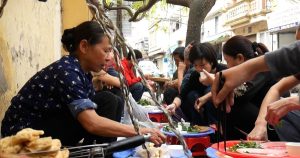 Người Việt sẵn sàng chi tiền nhiều hơn cho ăn uống, bữa trưa giá 30.000 đồng ngày càng hiếm
