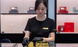 Giá vàng trong nước đi ngang thế giới áp sát 4 400 USD ounce