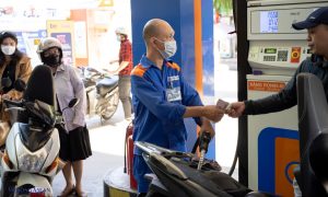 Giá xăng E10 tăng hơn 1 400 đồng lít