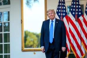 Ông Trump nói Mỹ có thể ở lại Iran để giữ dầu mỏ