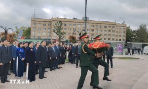 Tổng Bí thư Chủ tịch nước đặt hoa tại Tượng đài Chủ tịch Hồ Chí Minh ở Moscow